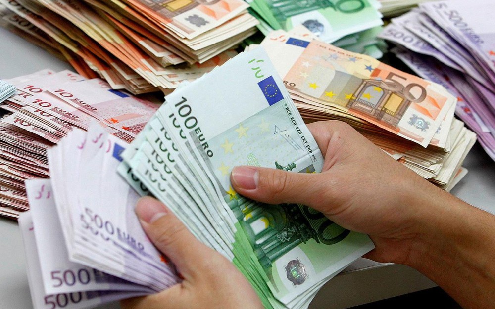 Hrvatska izdvojila 114 milijuna eura za Hrvate izvan domovine, najveći dio sredstava usmjeren u BiH Hrvatska izdvojila 114 milijuna eura za Hrvate izvan domovine, najveći dio sredstava usmjeren u BiH