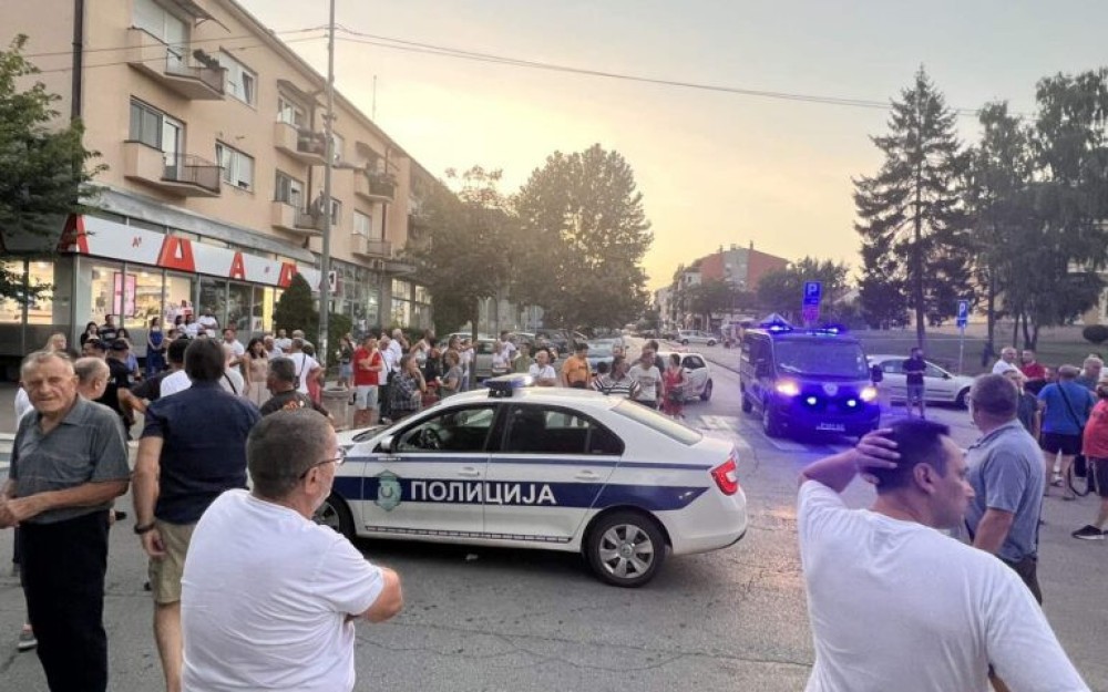 Teško ozlijeđeno dijete : autom se zaletio u masu na prosvjedu u Milanovcu Teško ozlijeđeno dijete : autom se zaletio u masu na prosvjedu u Milanovcu