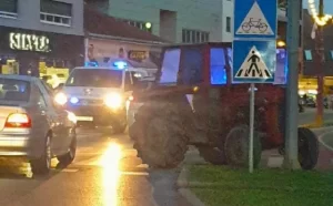 Zabio se traktorom u stup, pa otišao u kafić na još jedno piće Zabio se traktorom u stup, pa otišao u kafić na još jedno piće