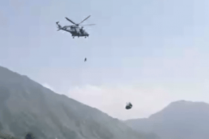 VIDEO U tijeku ‘izuzetno rizičan’ pokušaj spašavanja učenika i učitelja zarobljenih u žičari u Pakistanu VIDEO U tijeku ‘izuzetno rizičan’ pokušaj spašavanja učenika i učitelja zarobljenih u žičari u Pakistanu