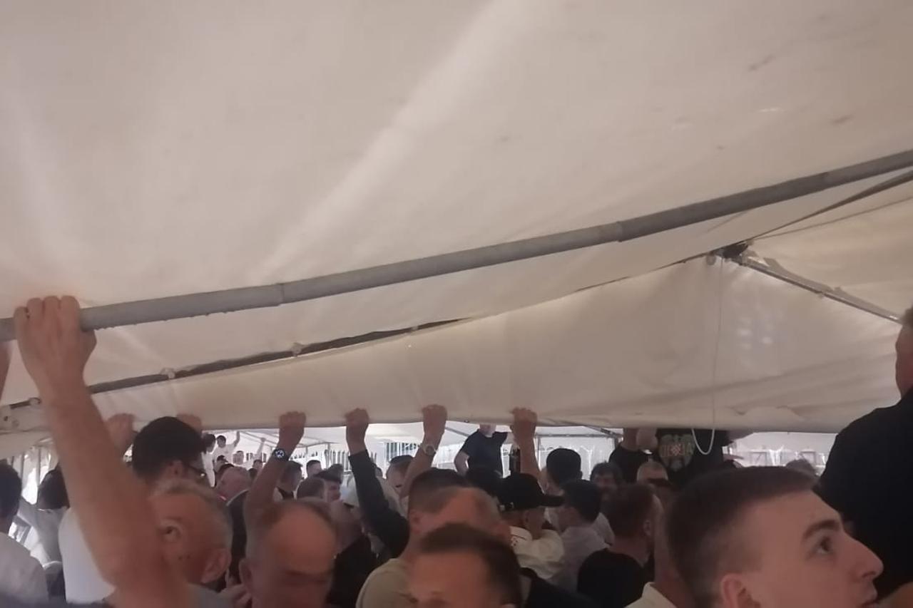 Svehrvatsko zajedništvo u Grudama ni nevrijeme ne može poremetiti! Čović i branitelji na Danu Herceg Bosne Svehrvatsko zajedništvo u Grudama ni nevrijeme ne može poremetiti! Čović i branitelji na Danu Herceg Bosne