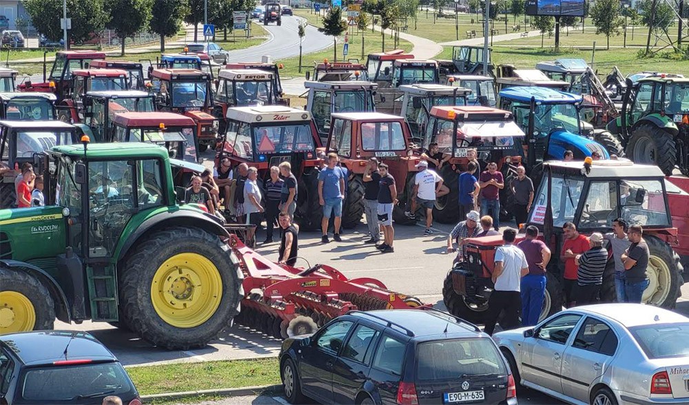 Poljoprivrednici blokirali Granični prijelaz Orašje – Županja Poljoprivrednici blokirali Granični prijelaz Orašje – Županja
