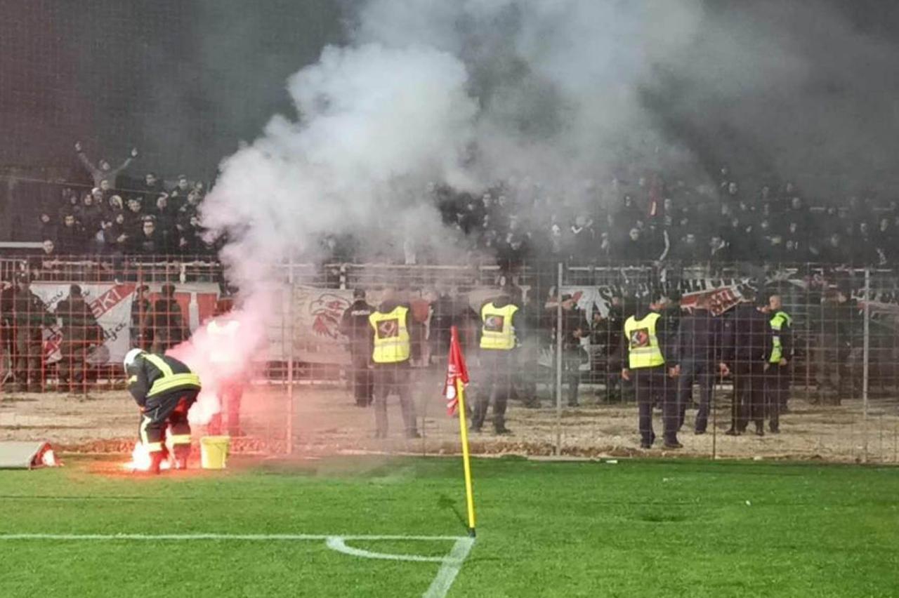 Pokrenut postupak protiv vatrogasca koji je bakljom gađao navijače Zrinjskog Pokrenut postupak protiv vatrogasca koji je bakljom gađao navijače Zrinjskog