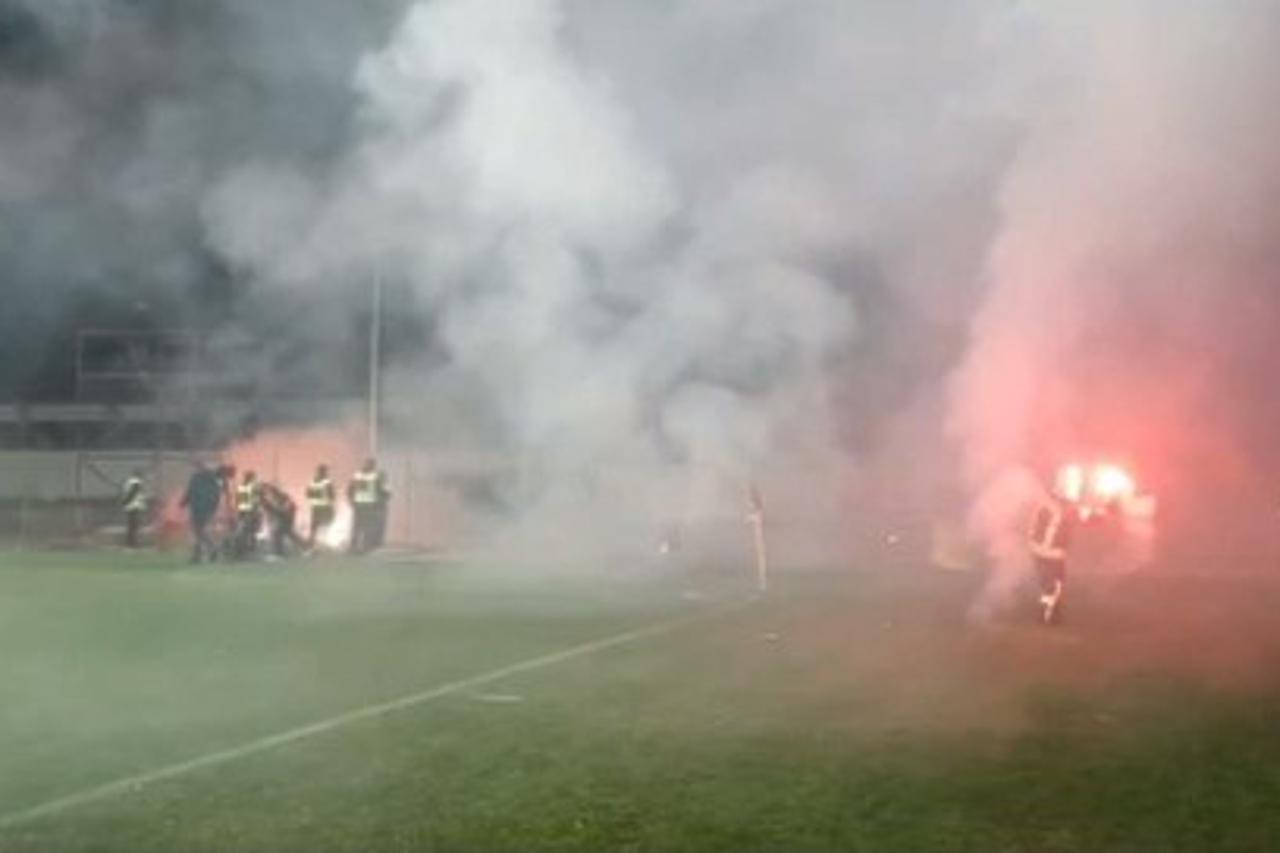 Vatrogasci bakljama gađali navijače Zrinjskog Vatrogasci bakljama gađali navijače Zrinjskog