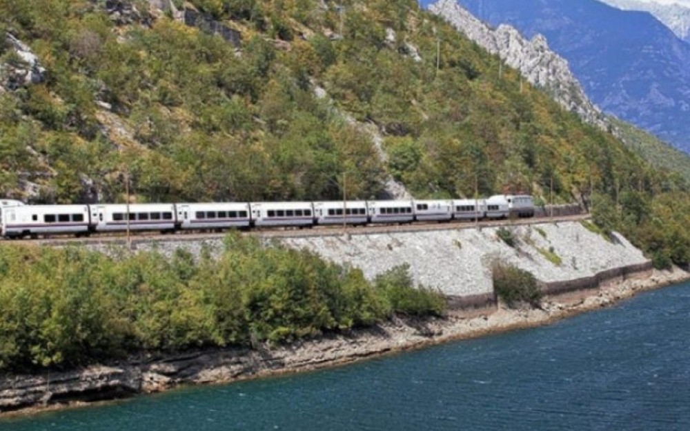 Vlak od Sarajeva do Mostara nudi šank, klasike Dine Merlina i nevjerojatan pogled na Neretvu Vlak od Sarajeva do Mostara nudi šank, klasike Dine Merlina i nevjerojatan pogled na Neretvu