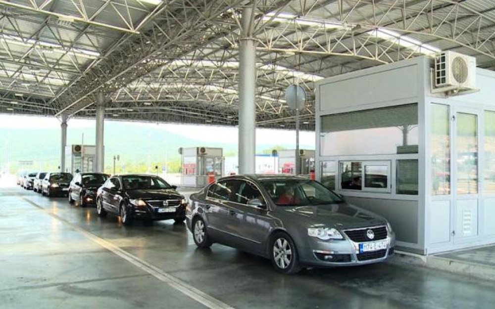 Zbog vikenda i Nove godine velike gužve na graničnim prijelazima: Čeka se do dva sata Zbog vikenda i Nove godine velike gužve na graničnim prijelazima: Čeka se do dva sata