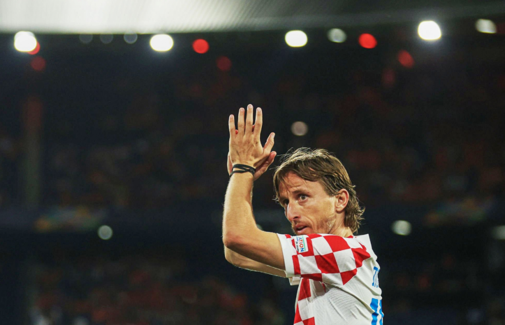 Modrić donirao dres za mostarske beskućnike: Na aukciji prodan za više od šest tisuća KM Modrić donirao dres za mostarske beskućnike: Na aukciji prodan za više od šest tisuća KM