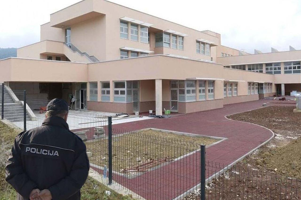 Dječak sam sebe ozlijedio skalpelom: Evo što su rekli iz policije Dječak sam sebe ozlijedio skalpelom: Evo što su rekli iz policije