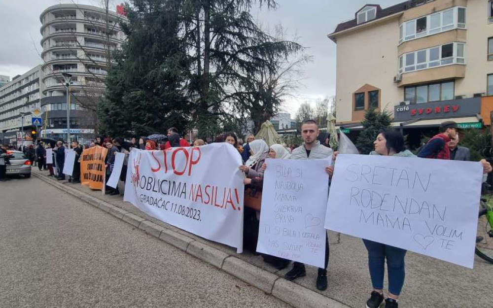 Tisuće na prosvjedu u Tuzli, traži se smjena čelnih ljudi MUP-a zbog stravičnog ubojstva Amre Kahrimanović Tisuće na prosvjedu u Tuzli, traži se smjena čelnih ljudi MUP-a zbog stravičnog ubojstva Amre Kahrimanović