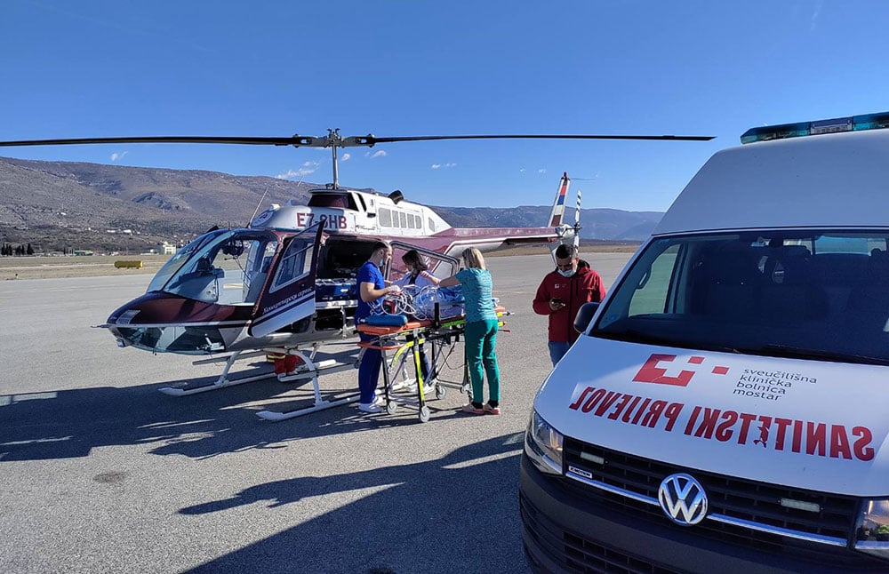 Mostarski liječnici spasili bebu iz Trebinja, novorođenče helikopterom prebačeno u Beograd Mostarski liječnici spasili bebu iz Trebinja, novorođenče helikopterom prebačeno u Beograd