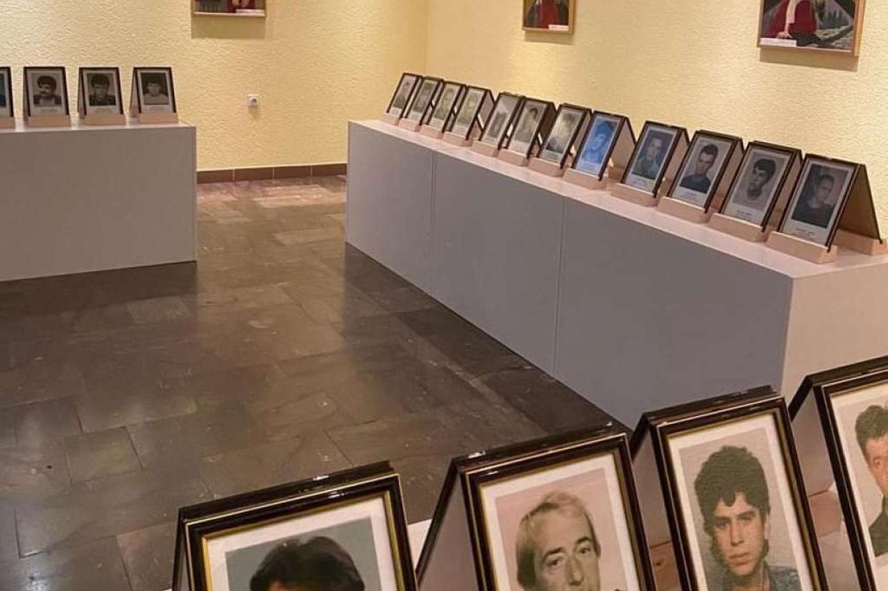 Otvorena izložba fotografija ‘Duvanjski memento’: Izložene fotografije 118 poginulih branitelja Otvorena izložba fotografija ‘Duvanjski memento’: Izložene fotografije 118 poginulih branitelja