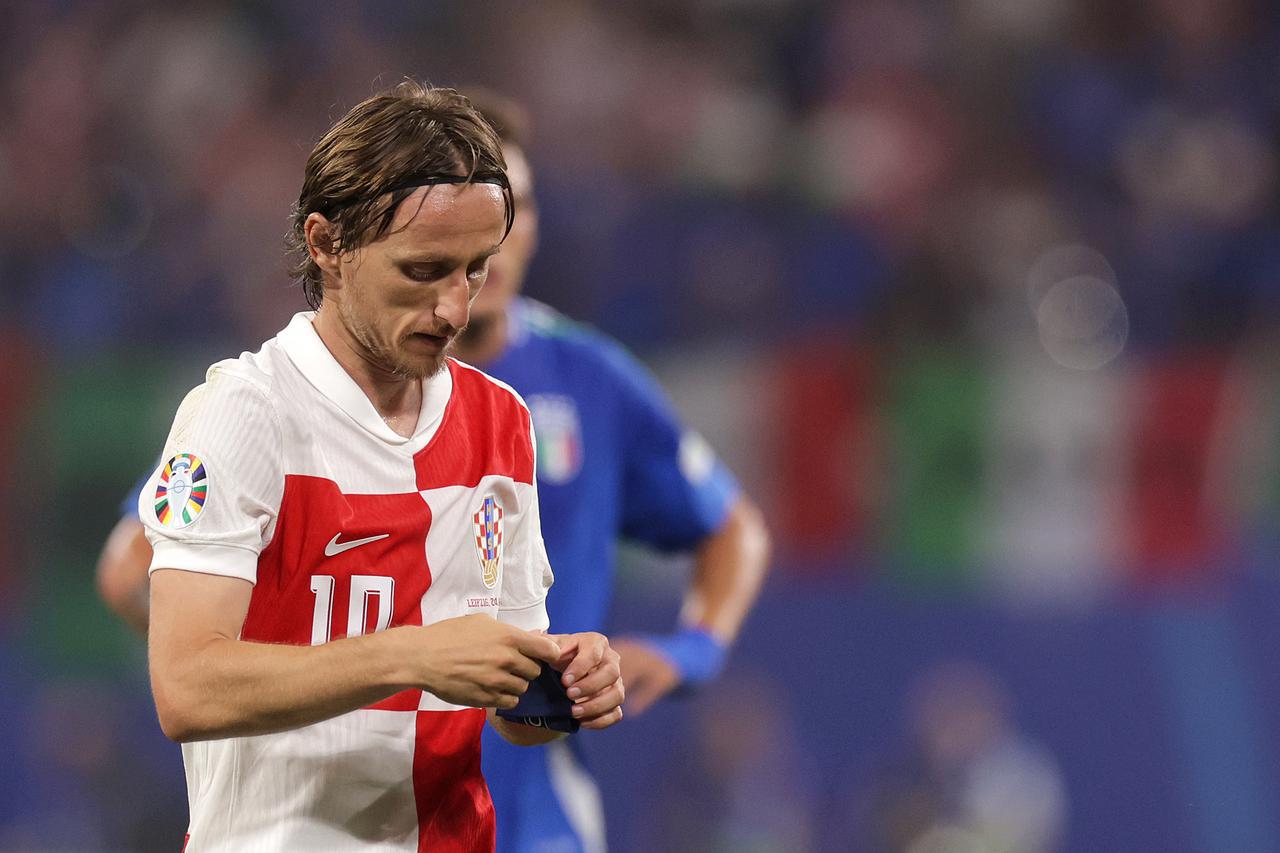 Modrić kroz suze: Nogomet je okrutan! Nismo zaslužili ovako pasti. Oproštaj? Nije vrijeme za te priče..’ Modrić kroz suze: Nogomet je okrutan! Nismo zaslužili ovako pasti. Oproštaj? Nije vrijeme za te priče..’