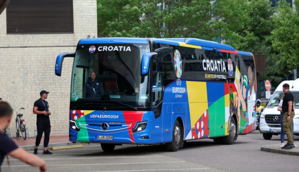Vatreni napustili kamp u Njemačkoj i krenuli prema Hrvatskoj Vatreni napustili kamp u Njemačkoj i krenuli prema Hrvatskoj