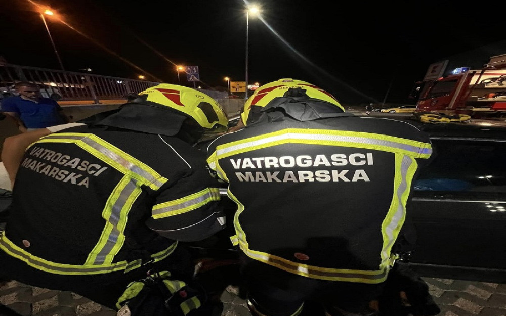 Vatrogasci spasili dijete iz zaključanog automobila u Makarskoj Vatrogasci spasili dijete iz zaključanog automobila u Makarskoj