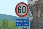 Crvena prometna tabla sa brojem 60 i natpisom Radarska kontrola