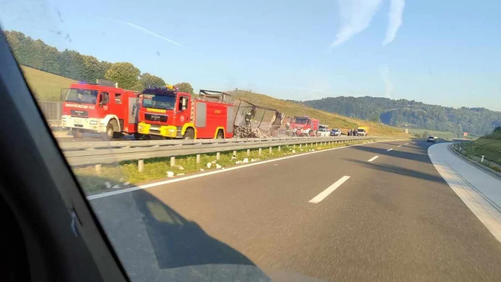 Na autocesti u BiH zapalilo se teretno vozilo, na granicama se očekuju gužve