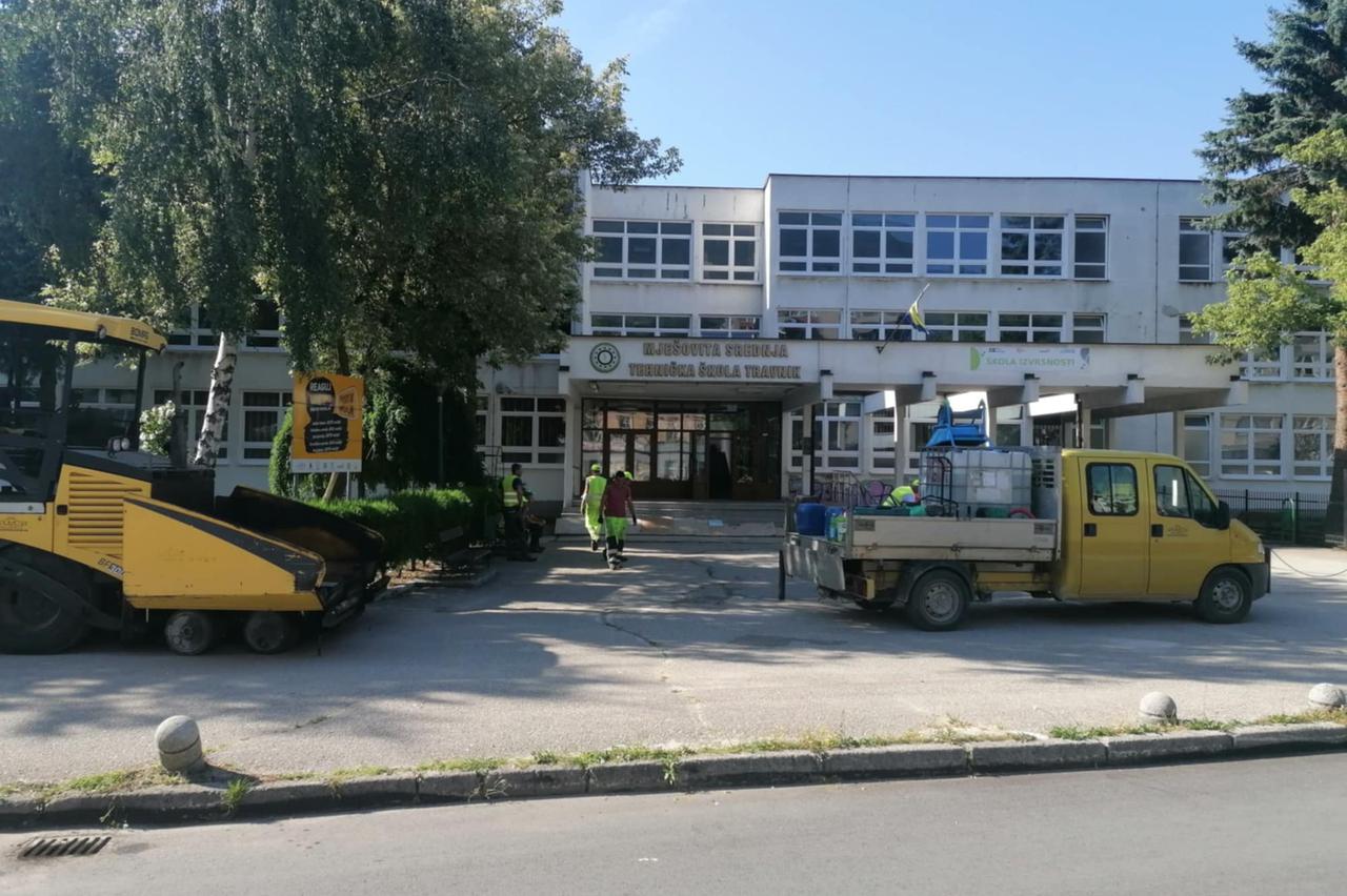 Roditelj učenika platio asfaltiranje površine ispred škole Roditelj učenika platio asfaltiranje površine ispred škole