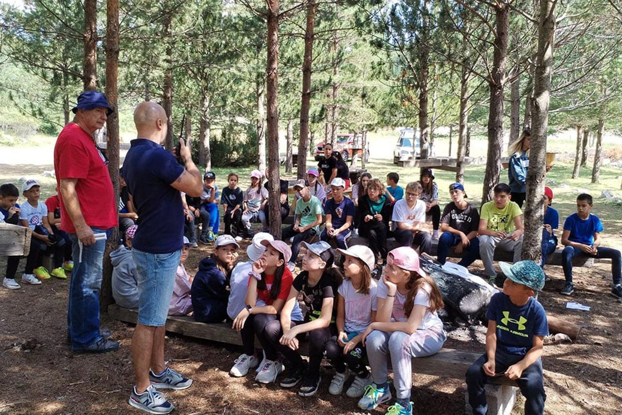Djeci u kampu na Blidinju približen svijet radioamaterizma Djeci u kampu na Blidinju približen svijet radioamaterizma