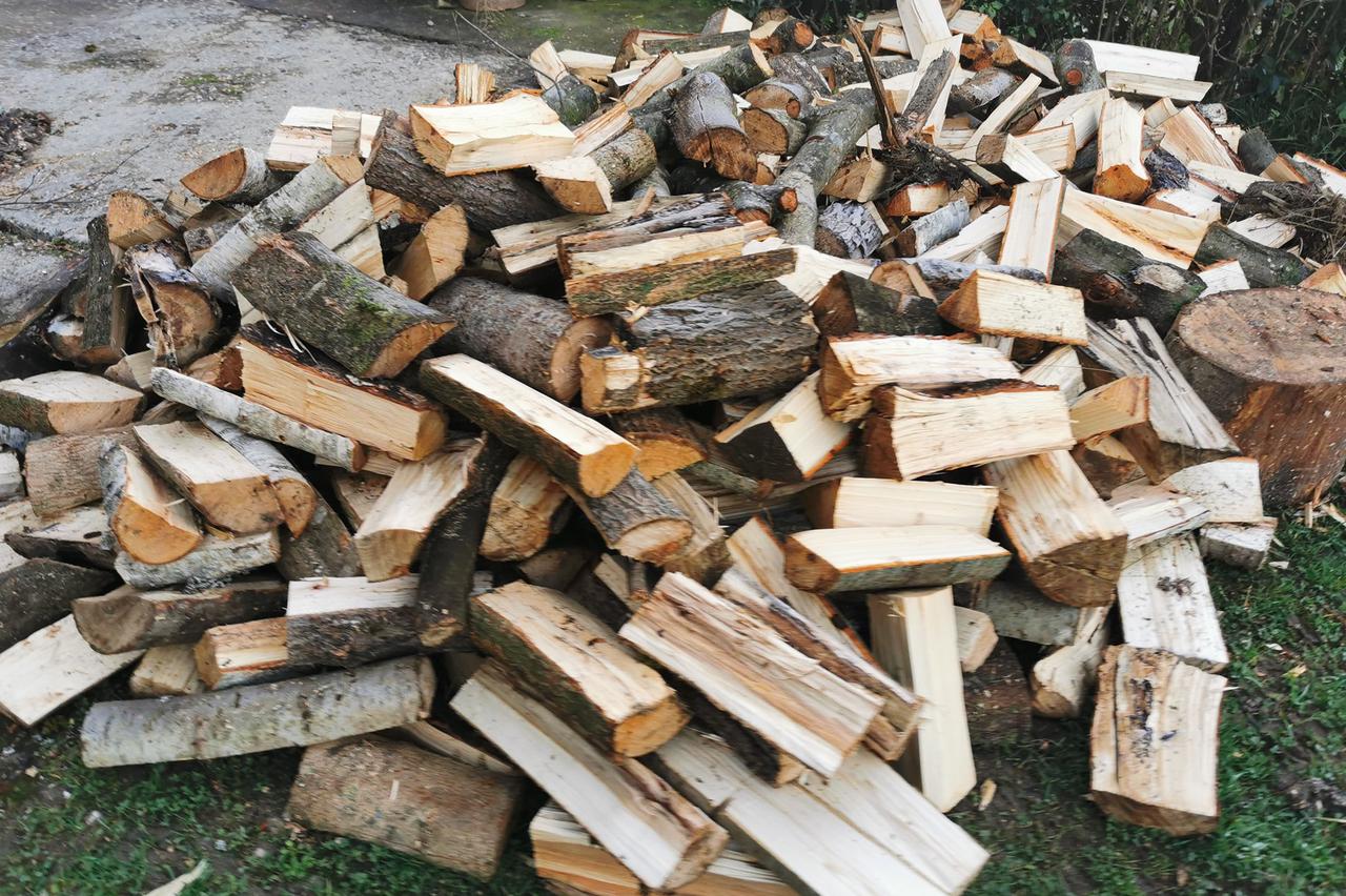 Slaba potražnja za ogrjevom: ‘Skladišta su prepuna, a kupaca nema ni za lijeka’ Slaba potražnja za ogrjevom: ‘Skladišta su prepuna, a kupaca nema ni za lijeka’