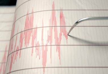 Seizmograf sa zapisom potresnih valova prikazuje aktivnost tijekom noći