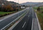 Suvremena autocesta A1 s više prometnih trakova i metalnom ogradnom pregradom