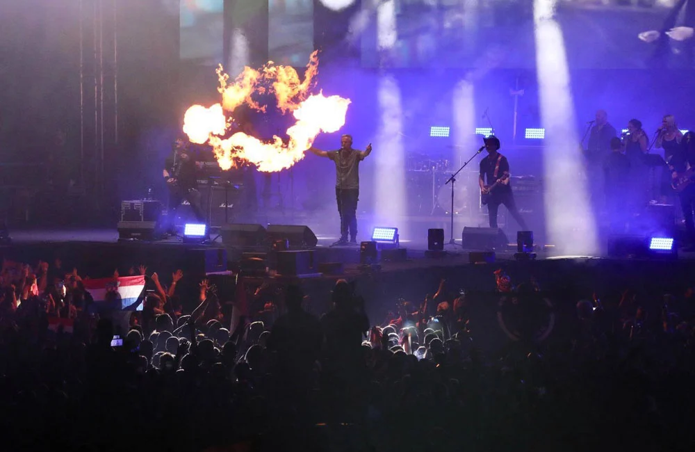 Koncert u Dugopolju privukao oko 35.000 ljudi, Thompson posvetio pjesmu sinu Koncert u Dugopolju privukao oko 35.000 ljudi, Thompson posvetio pjesmu sinu