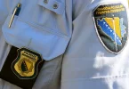 Službena uniforma granične policije sa logom i amblemom na prsima