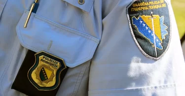 Službena uniforma granične policije sa logom i amblemom na prsima