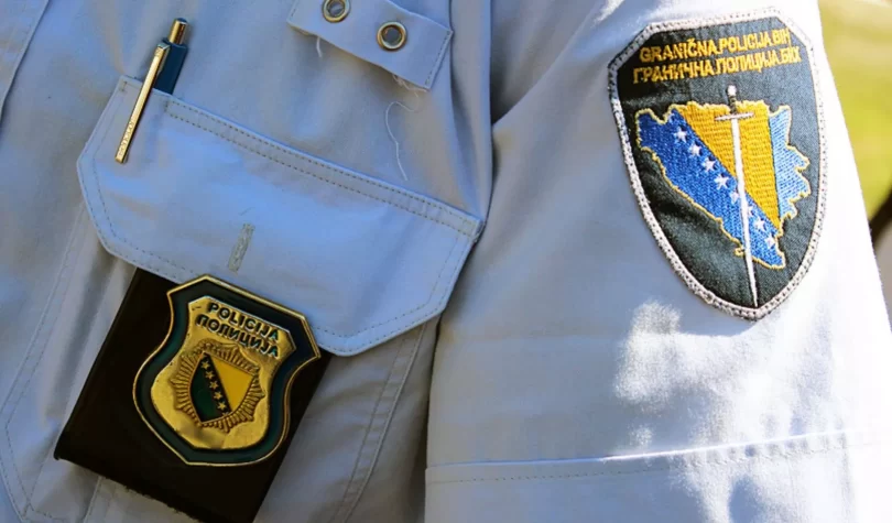 Službena uniforma granične policije sa logom i amblemom na prsima