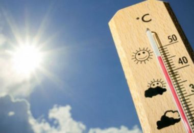 Drveni termometar sa suncem koji pokazuje temperature veće od 40 stupnjeva Celzija tijekom vrućeg vremena