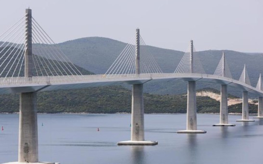 Pojavile se pukotine na stupovima Pelješkog mosta!? Stručnjaci tvrde da nije ugrožena sigurnost Pojavile se pukotine na stupovima Pelješkog mosta!? Stručnjaci tvrde da nije ugrožena sigurnost