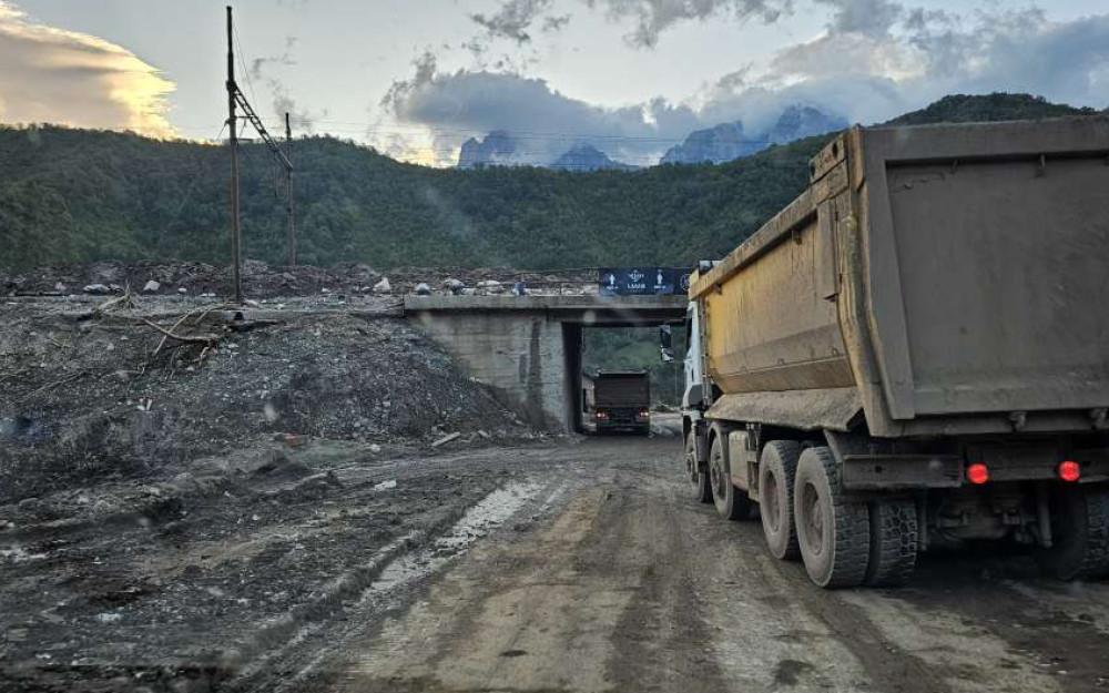 Promet između Blidinja i Jablanice i dalje obustavljen, dionica Mostar-Jablanica od 19 sati do 07 sati ujutro otvorena za sve kategorije vozila Promet između Blidinja i Jablanice i dalje obustavljen, dionica Mostar-Jablanica od 19 sati do 07 sati ujutro otvorena za sve kategorije vozila