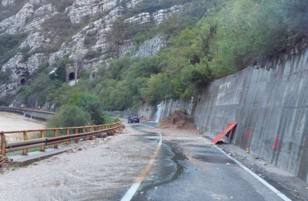 Na putevima koji vode od Jablanice prema Mostaru i Blidinju i dalje je obustavljen promet