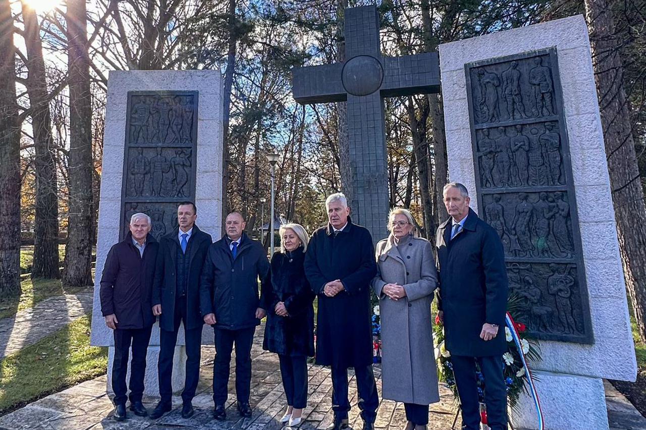 Gotovina je vodio operaciju kojom su oslobođeni Dinara i Livanjsko polje i spašen Bihać Gotovina je vodio operaciju kojom su oslobođeni Dinara i Livanjsko polje i spašen Bihać