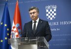 Andrej Plenković na konferenciji za novinare uz zastave hrvatske i EU