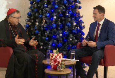 Kardinal Vinko Puljić u razgovoru sa novinarom pored božićnog stabla s plavim ukrasima