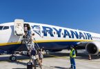 Putnici ulaze u Ryanair Boeing 737 sa plave stepenice na aerodromu