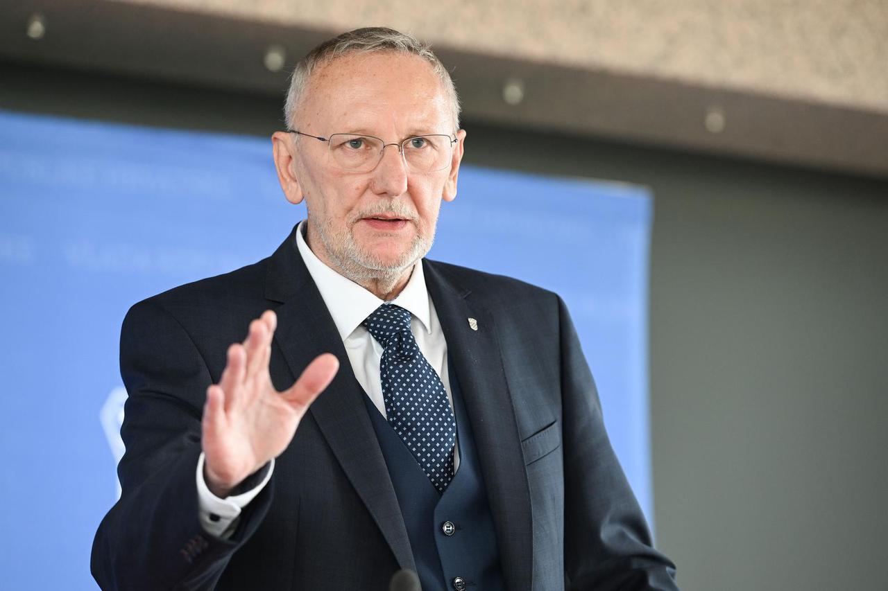 Božinović: Zbog grubog zanemarivanja umrlo dvoje djece; roditelji uhićeni Božinović: Zbog grubog zanemarivanja umrlo dvoje djece; roditelji uhićeni