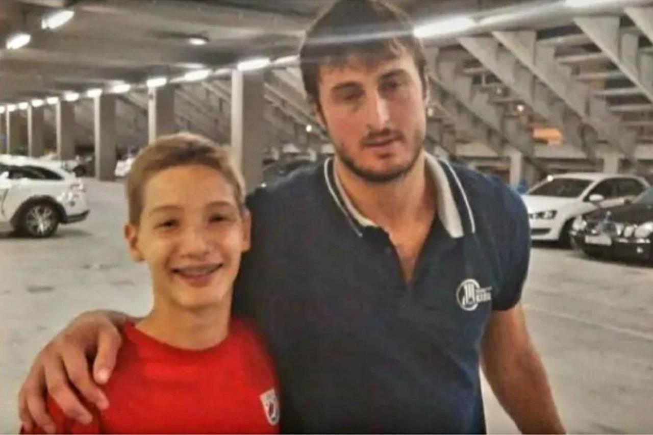 FOTO Fotografija postala hit: Prepoznajete li tko je dječak na fotografiji s Duvnjakom FOTO Fotografija postala hit: Prepoznajete li tko je dječak na fotografiji s Duvnjakom