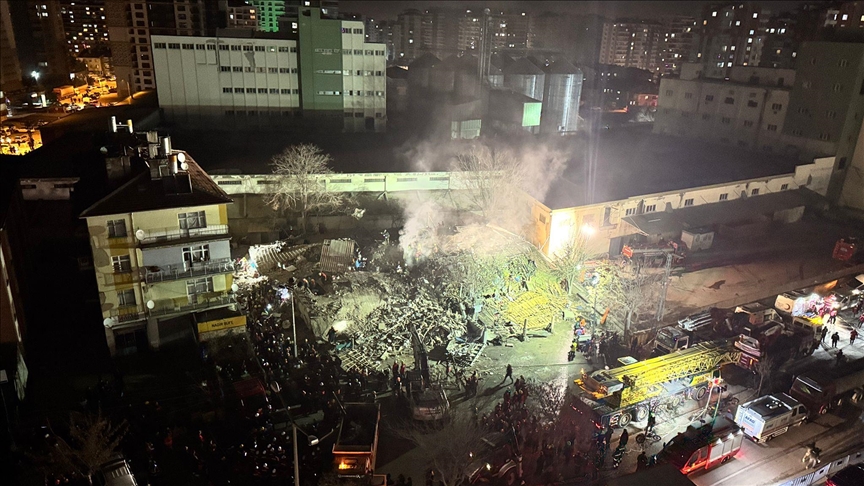 VIDEO U Turskoj se srušila zgrada, spasioci traže zarobljene pod ruševinama VIDEO U Turskoj se srušila zgrada, spasioci traže zarobljene pod ruševinama