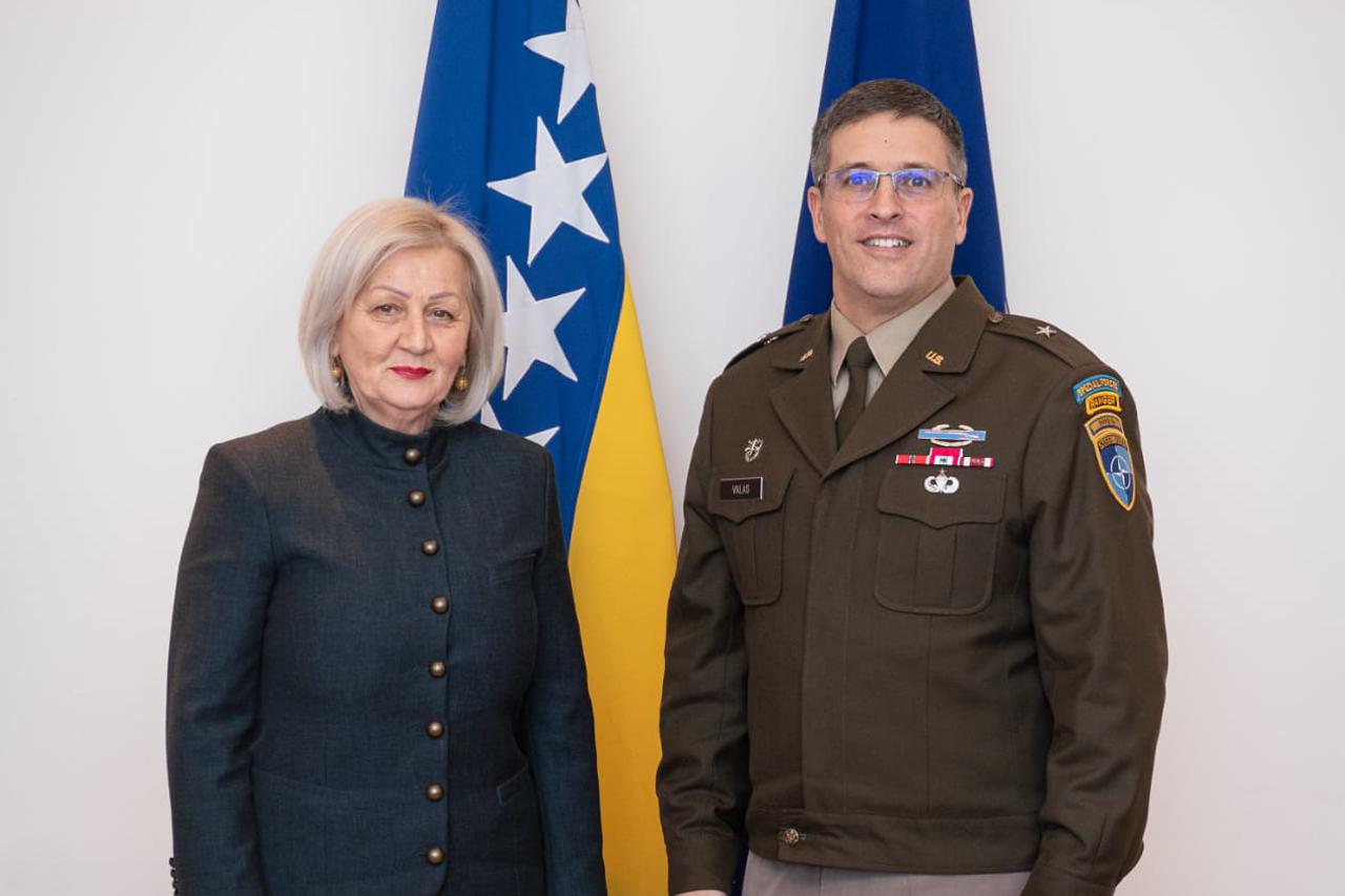 Jačanje partnerstva: Sastanak Borjane Krišto i generala Vallasa o suradnji BiH i NATO-a Jačanje partnerstva: Sastanak Borjane Krišto i generala Vallasa o suradnji BiH i NATO-a