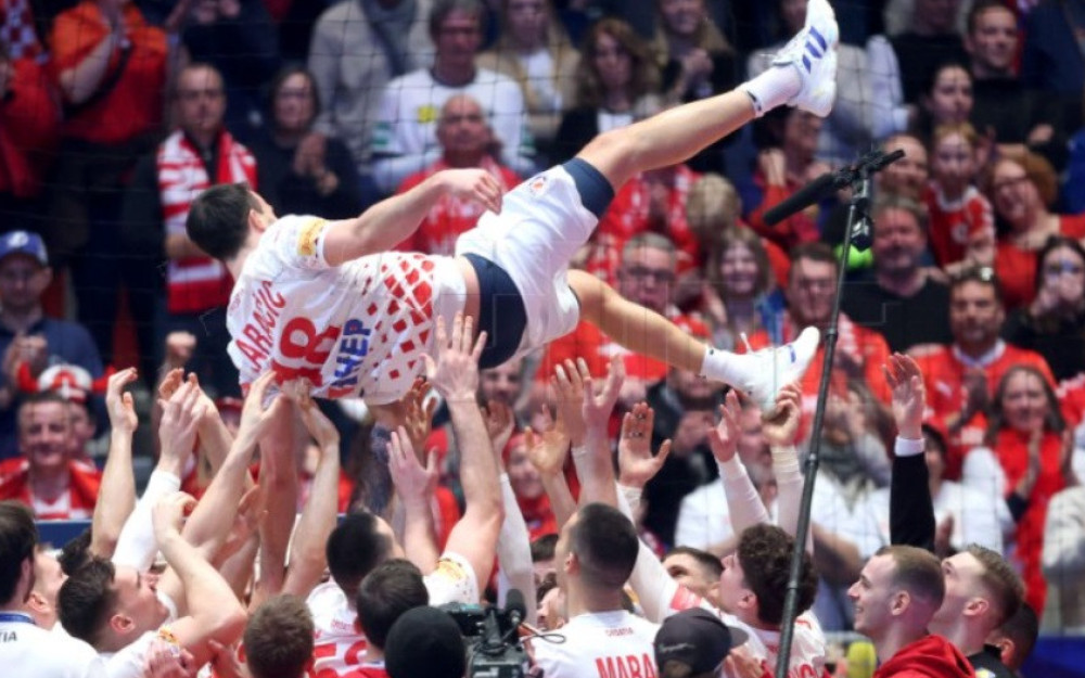Karačić se oprostio od reprezentacije: Nisam mogao poželjeti nešto ljepše od oproštaja s medaljom i da mirno ostavimo reprezentaciju ovim momcima Karačić se oprostio od reprezentacije: Nisam mogao poželjeti nešto ljepše od oproštaja s medaljom i da mirno ostavimo reprezentaciju ovim momcima