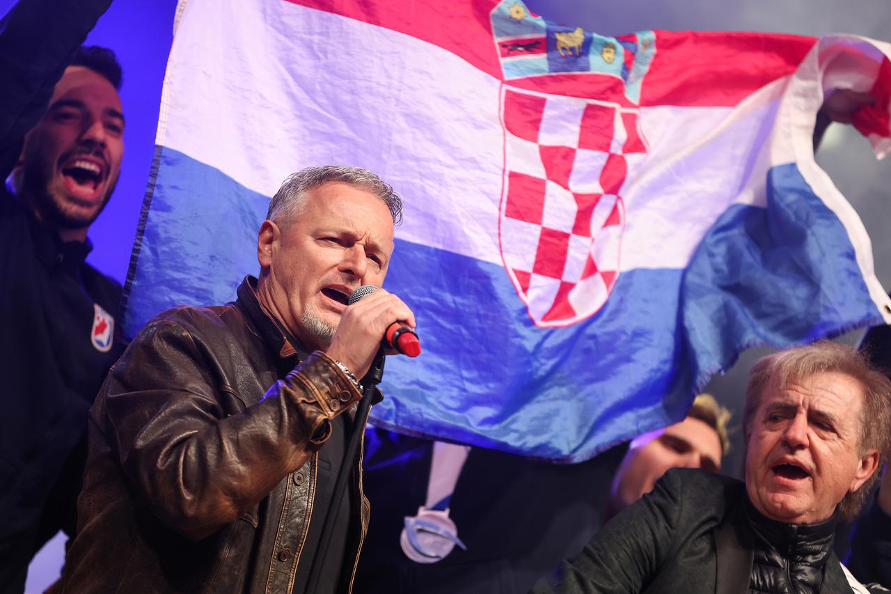 Thompson nakon dočeka objavio video na Facebooku, komentari se redaju ‘Nema Hrvata koji na ovo nije pustio suzu’ Thompson nakon dočeka objavio video na Facebooku, komentari se redaju ‘Nema Hrvata koji na ovo nije pustio suzu’