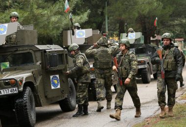 Vojnici u uniformama pored vojnih vozila i helikoptera tijekom operacije EUFOR u Bosni i Hercegovini