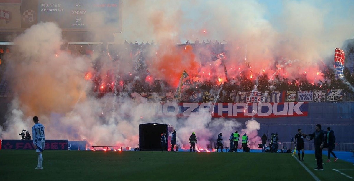 Povijesne kazne za derbi na Maksimiru: Hajduk kažnjen s 55.000 eura, Dinamo s 50.000 eura zbog nereda i bakljada Povijesne kazne za derbi na Maksimiru: Hajduk kažnjen s 55.000 eura, Dinamo s 50.000 eura zbog nereda i bakljada