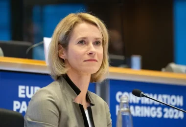 Žena sa plavo-žutom zastavom EU u pozadini tijekom službene posjete
