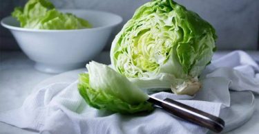 Svježa iceberg salata sa nožem na belom papirnatom ručniku