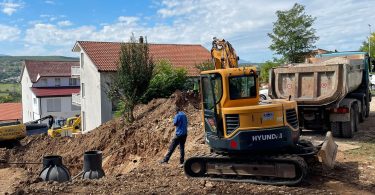 Građevinska mehanizacija i radnici na gradilištu kopanja kolektora u Posušju