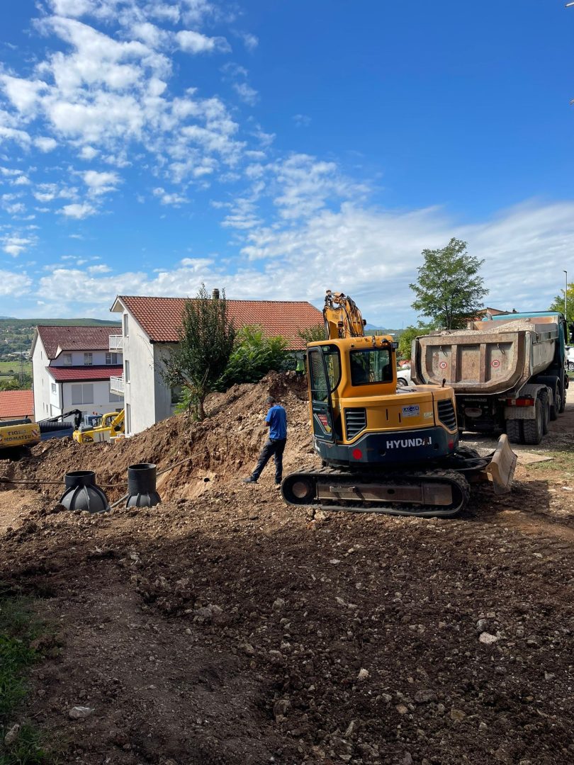 Građevinska mehanizacija i radnici na gradilištu kopanja kolektora u Posušju