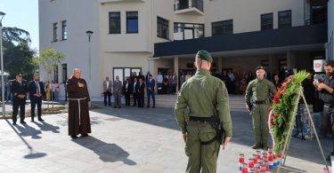 Policajci i građani tijekom službene ceremonije obilježavanja Dana policije u Posušju
